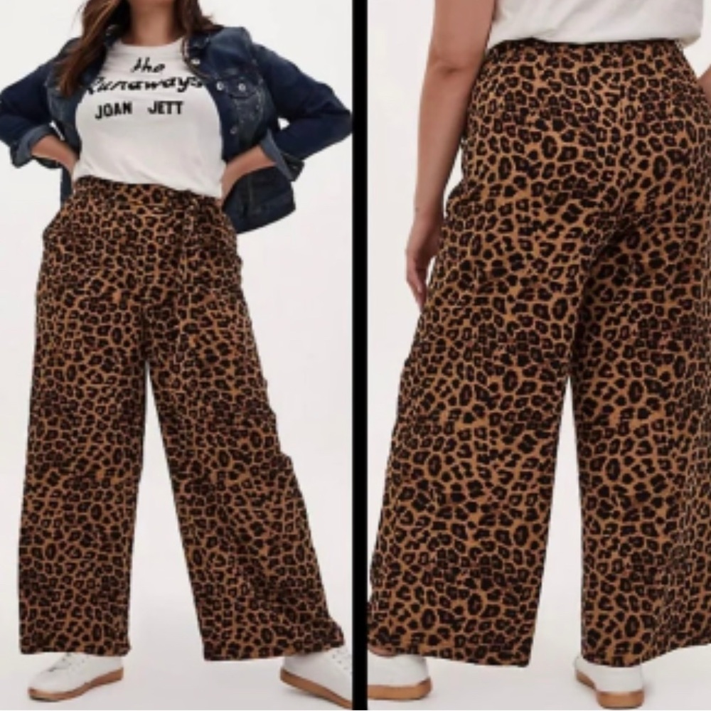 Torrid wide leg pull on Crepe high rise pant size 3